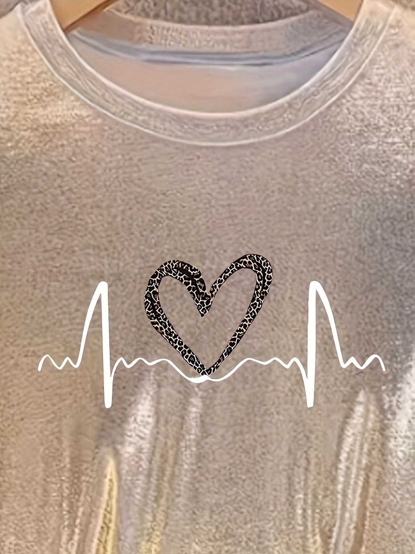 Champagne Leopard Heart Grafisk T-skjorte for kvinner - Uformell rund hals, Sparkle Princess T-skjorte, maskinvaskbar - Perfekt for vår/sommer/høst