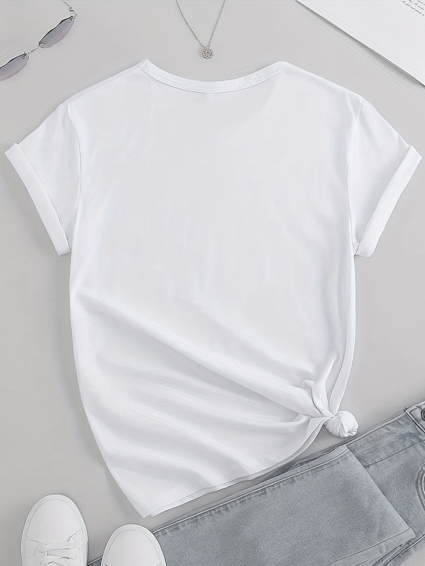 Grafisk T-skjorte for englevinger for kvinner - "Beskyttelse omgir deg" gyllent trykk, uformelt rund hals, kortermet, mikroelastisk, ikke-gjennomsiktig, lettstelt blanding av polyester/spandex, ideell for uformelle antrekk