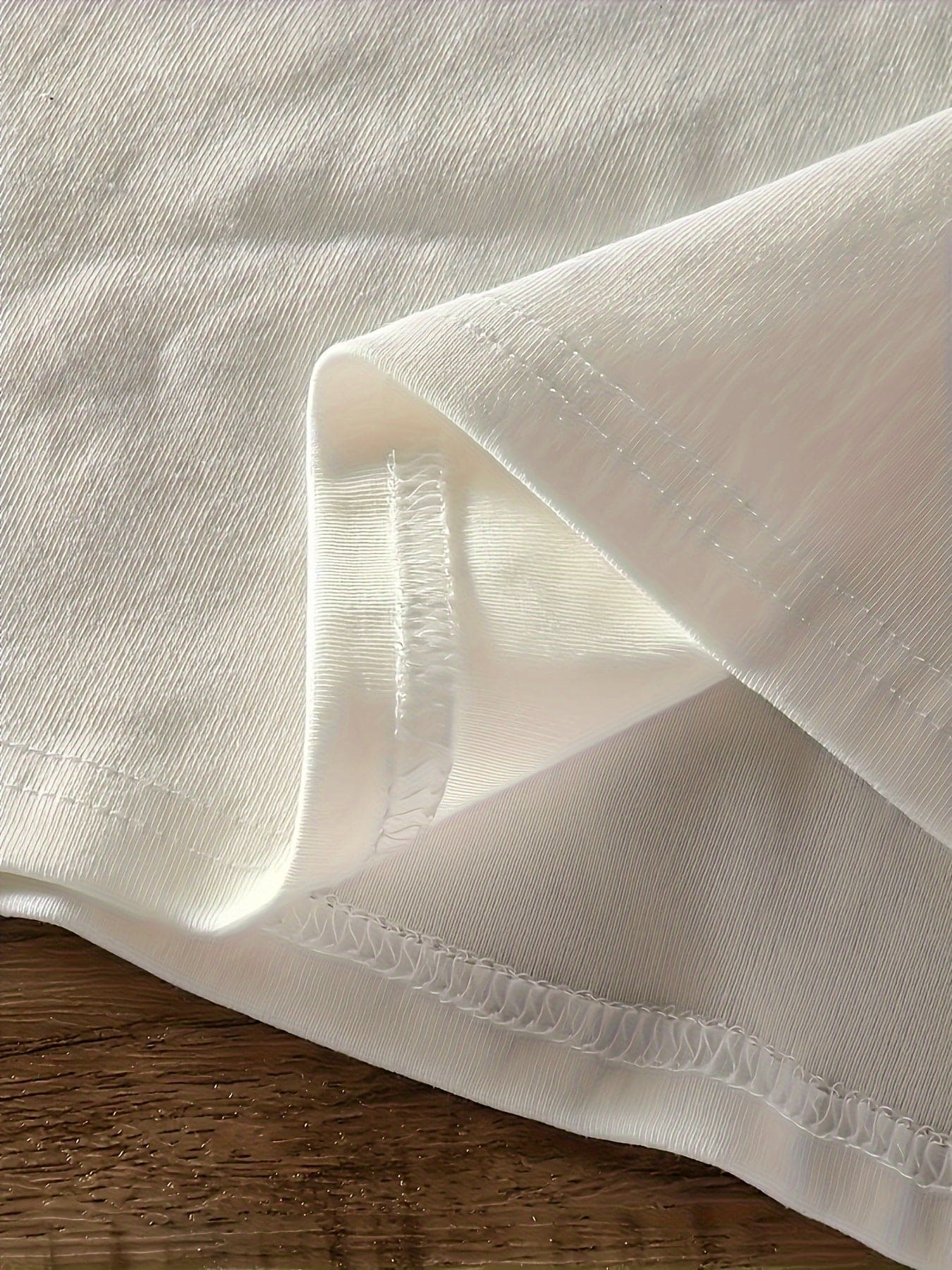 Grafisk t-skjorte for englevinger for kvinner - uformell rundhalset kortermet topp, myk polyester- og spandexblanding, maskinvaskbar, komfort hele sesongen, engel-t-skjorte