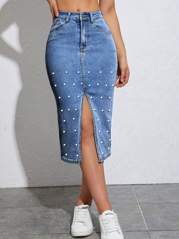 Elegant denimskjørt med skrå lommer og fuskeperler, splittkant og høy midje, elastisk damemodell