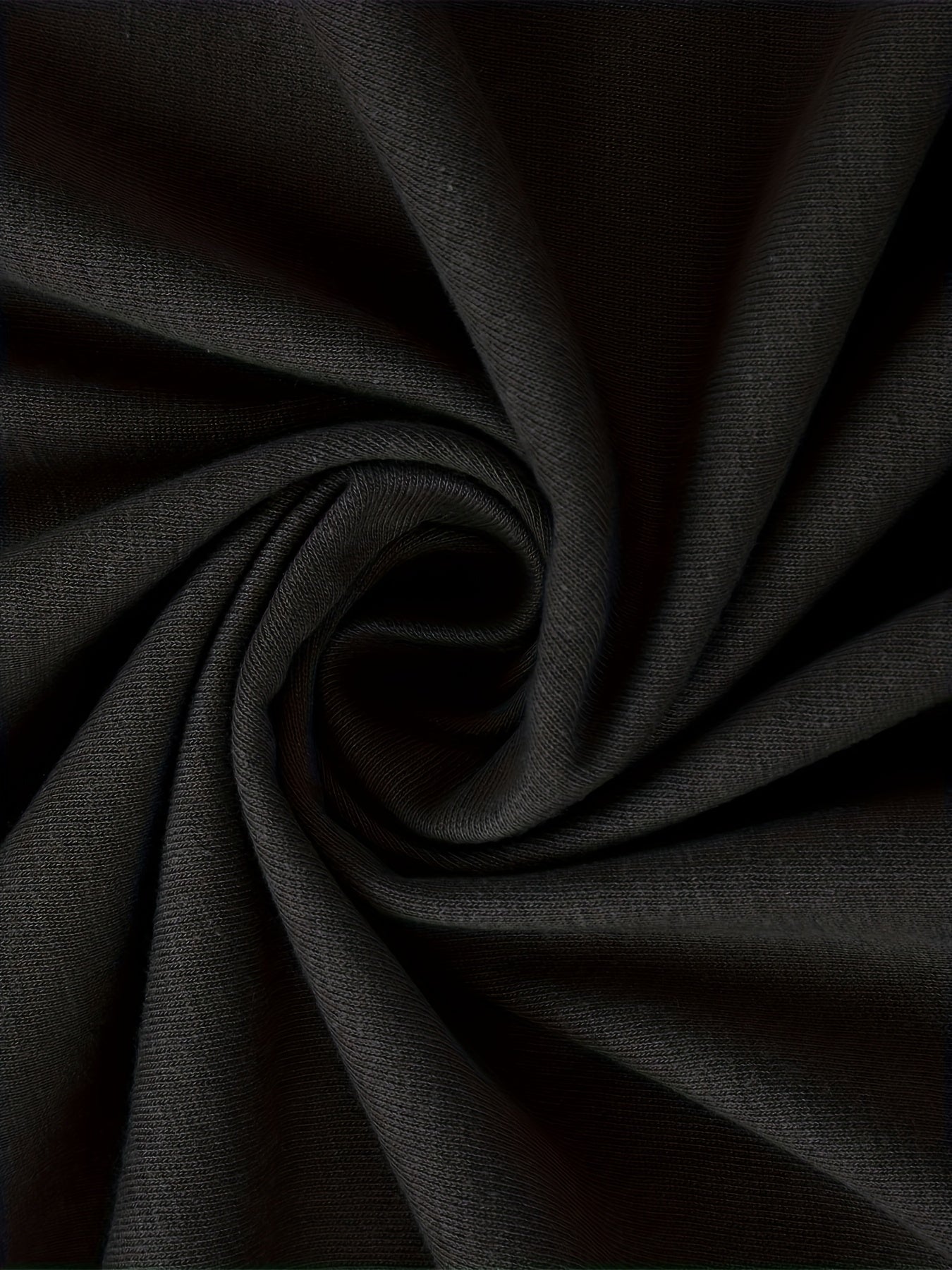 Grafisk T-skjorte for englevinger for kvinner - "Beskyttelse omgir deg" gyllent trykk, uformelt rund hals, kortermet, mikroelastisk, ikke-gjennomsiktig, lettstelt blanding av polyester/spandex, ideell for uformelle antrekk