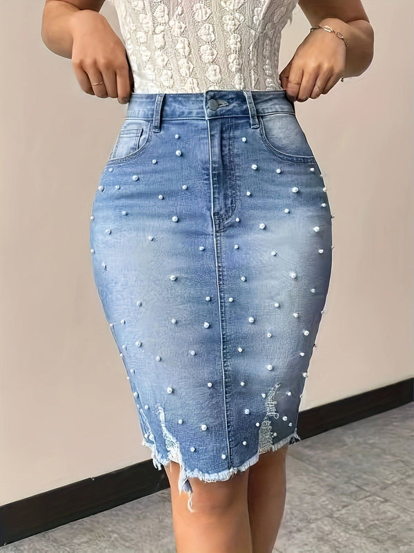 Elegant, tettsittende denimskjørt med fuskeperler og revet kant, vasket blått, bodycon, damejeans og klær