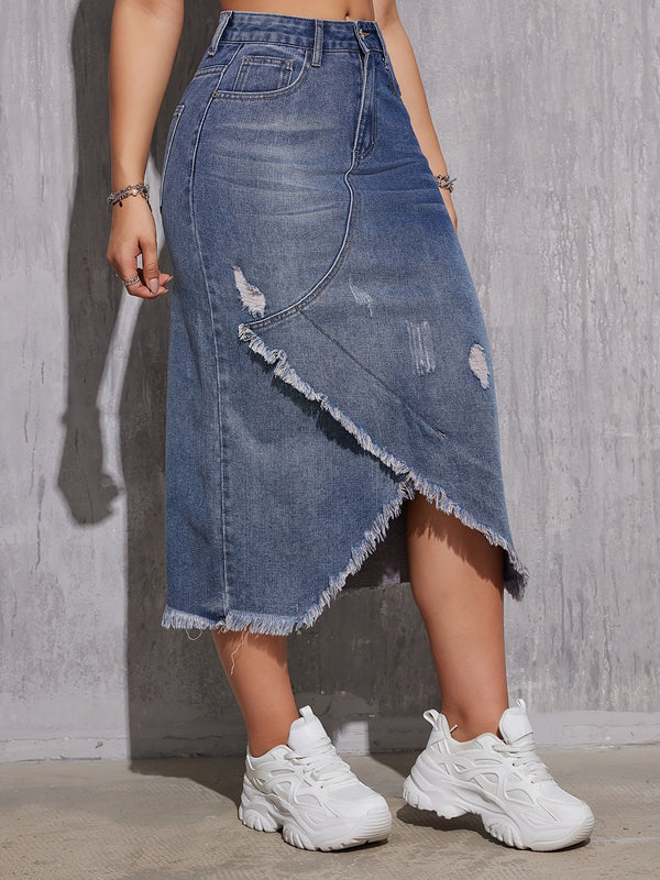 Trendy, vasket, blått, revet denimskjørt - Fasjonabel asymmetrisk kant og splittdesign - Dameklær i jeansstil