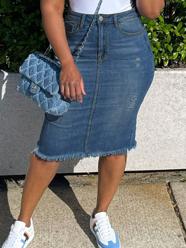 Dameskjørt i slitt blått denim, knelangt frynsete kant med revnedetaljer, moteriktig streetwear