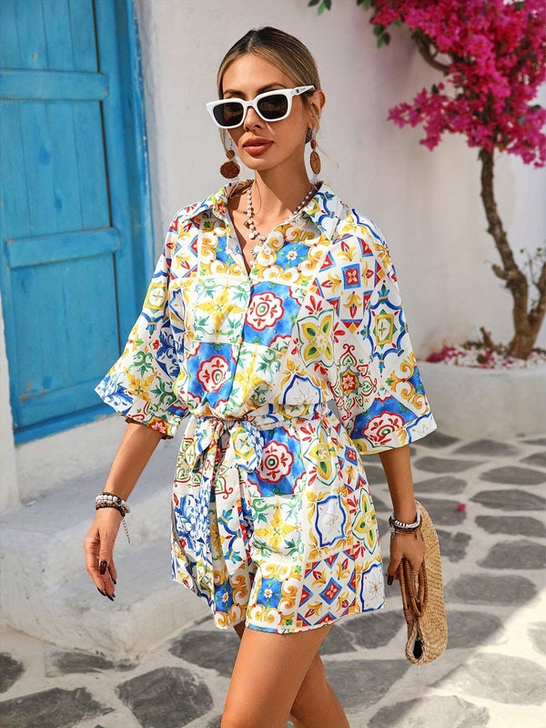 Elegant damejumpsuit med flaggermusermer og belte - Livlig blomster- og geometrisk mønster, løs passform for uformelle strandferier, kort lengde, vår-/sommerkolleksjon