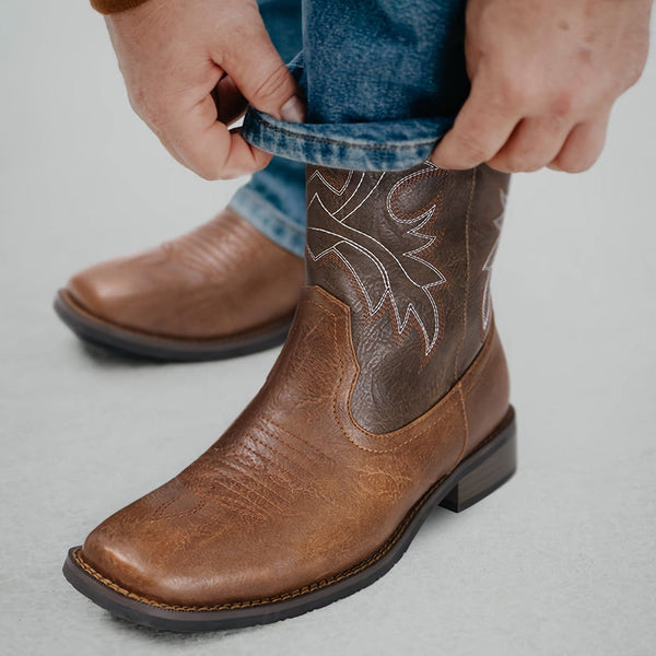 Brune cowboystøvler for menn - Western herrestøvler med klassisk broderi, slip-on støvler med firkantet tå, sklisikre landstøvler med kraftig hæl og ankel, slitesterke korte støvler for vår og høst