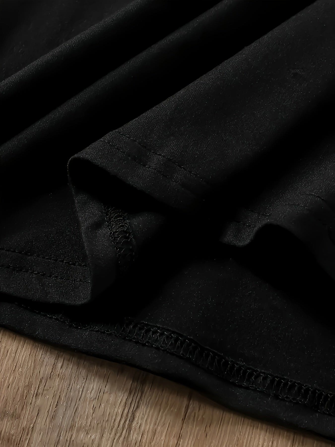 Grafisk t-skjorte for englevinger for kvinner - uformell rundhalset kortermet topp, myk polyester- og spandexblanding, maskinvaskbar, komfort hele sesongen, engel-t-skjorte