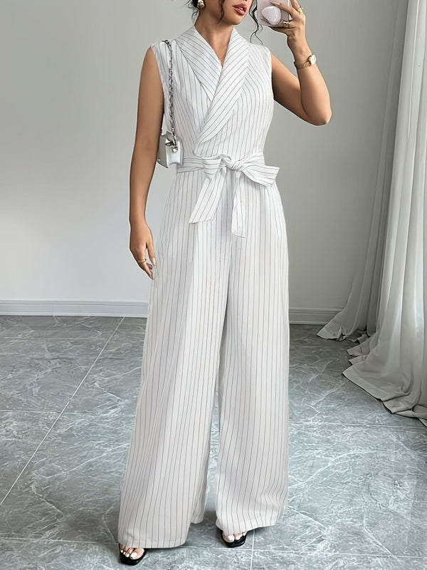 Elegant stripete ermeløs jumpsuit for kvinner - V-hals, belte i midjen, vide benbukser, avslappet, men elegant sommerantrekk, hvit med svarte striper, jumpsuit med belte i midjen
