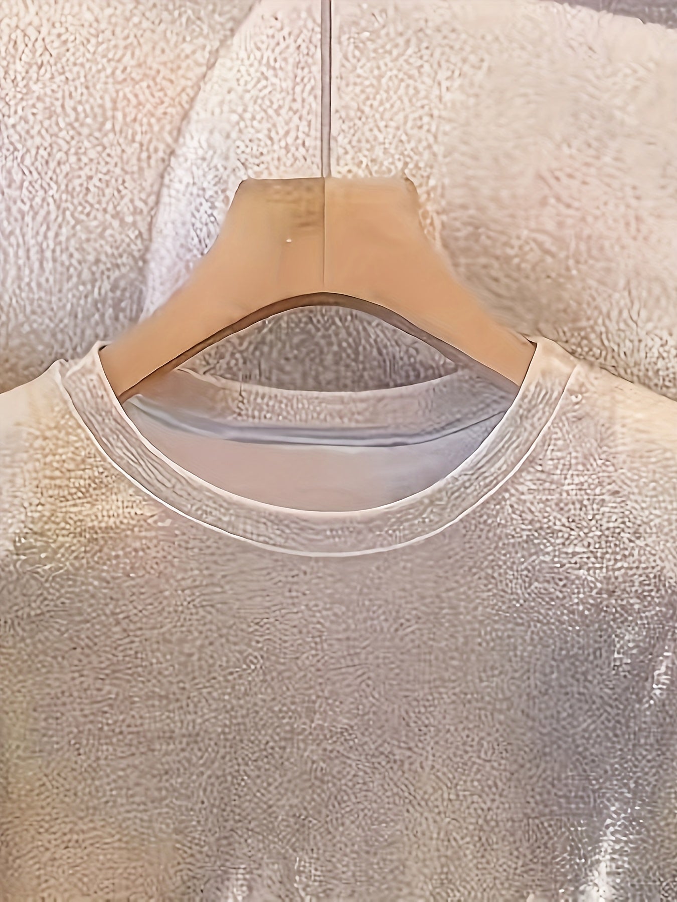 Glitrende Champagne Cherry grafisk T-skjorte for kvinner - Uformell rund hals, elastisk polyesterblanding, metallisk glans med svart kirsebærdesign, perfekt for fester og uformelt antrekk