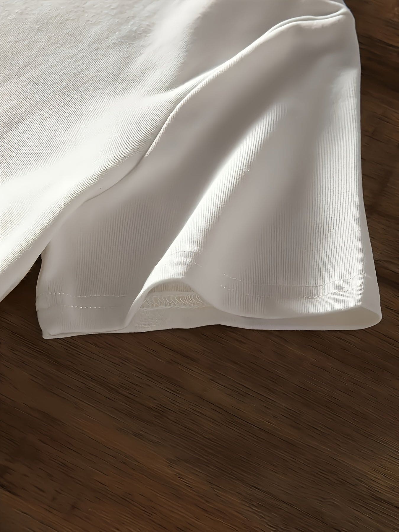 Grafisk t-skjorte for englevinger for kvinner - uformell rundhalset kortermet topp, myk polyester- og spandexblanding, maskinvaskbar, komfort hele sesongen, engel-t-skjorte