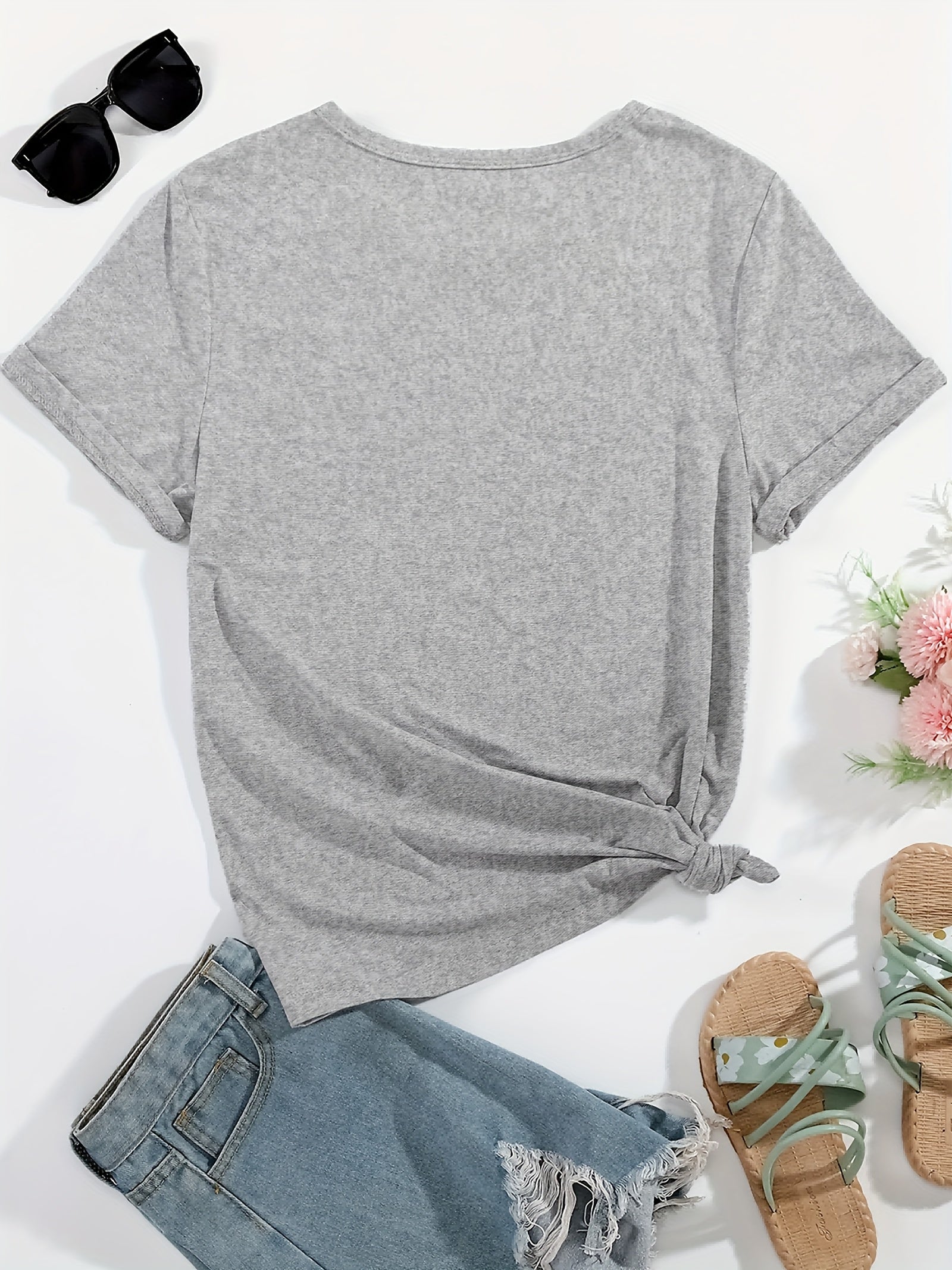 Grafisk T-skjorte for englevinger for kvinner - "Beskyttelse omgir deg" gyllent trykk, uformelt rund hals, kortermet, mikroelastisk, ikke-gjennomsiktig, lettstelt blanding av polyester/spandex, ideell for uformelle antrekk